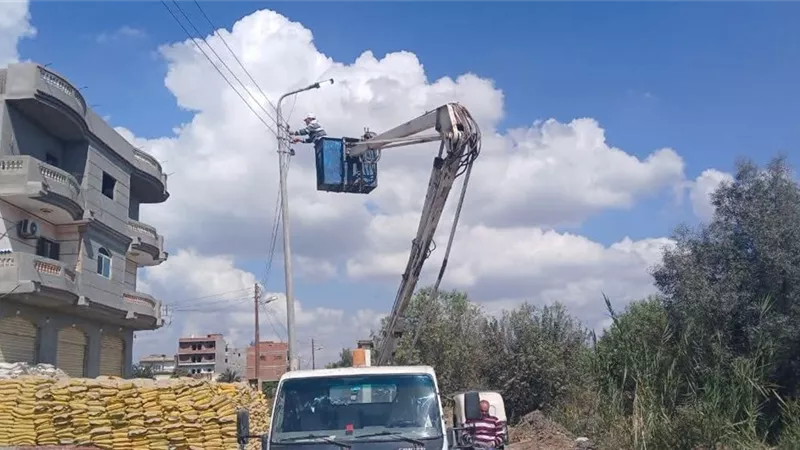  رفع كفاءة الإنارة العامة بطريق الروضة 