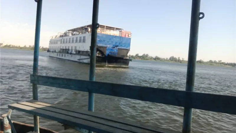 نجاح تحريك باخرة شاحطة بالنيل بمركز ناصر ببنى سويف