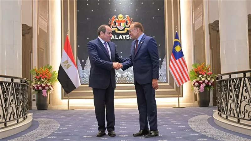 الرئيس السيسي ورئيس وزراء ماليزيا يتفقدان عددًا من السيارات والموتوسيكلات من ماركة بروتون ساجا 