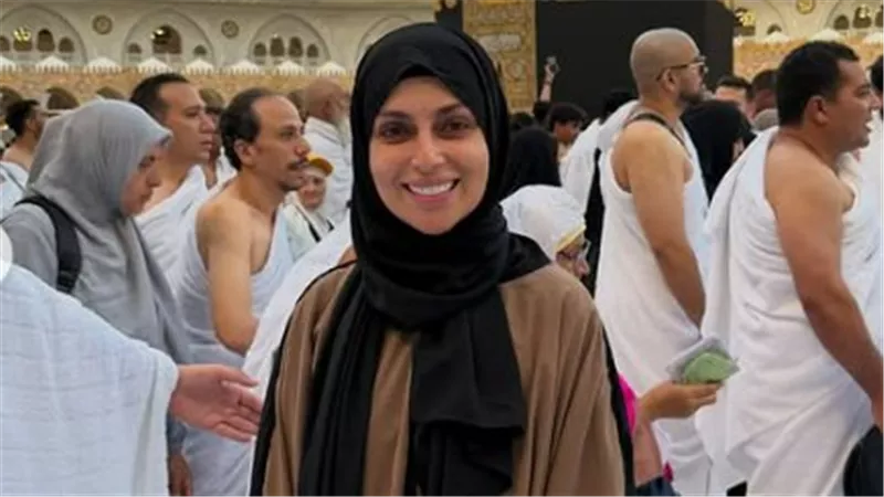 إسراء عبدالفتاح تؤدي مناسك العمرة