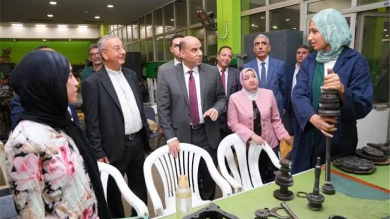 وزير العمل يشيد بفتيات