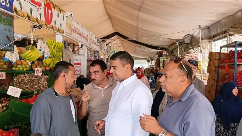 نائب المحافظ يتفقد المعرض الدائم للسلع بشارع قناة السويس بالمنصورة