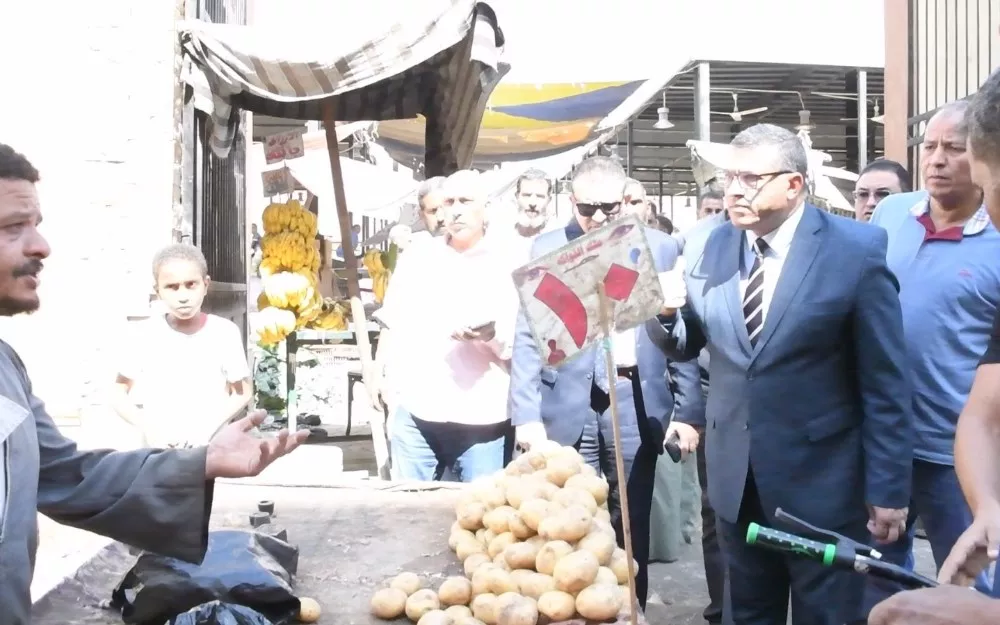 محافظ قنا يتحدث مع أحد الباعة الجائلين&nbsp;
