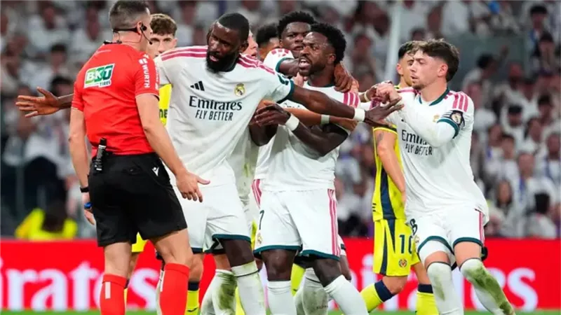 ثلاثي ريال مدريد ينقذ فينيسيوس من ورطة وروديجر يحجب الرؤية عن الحكم