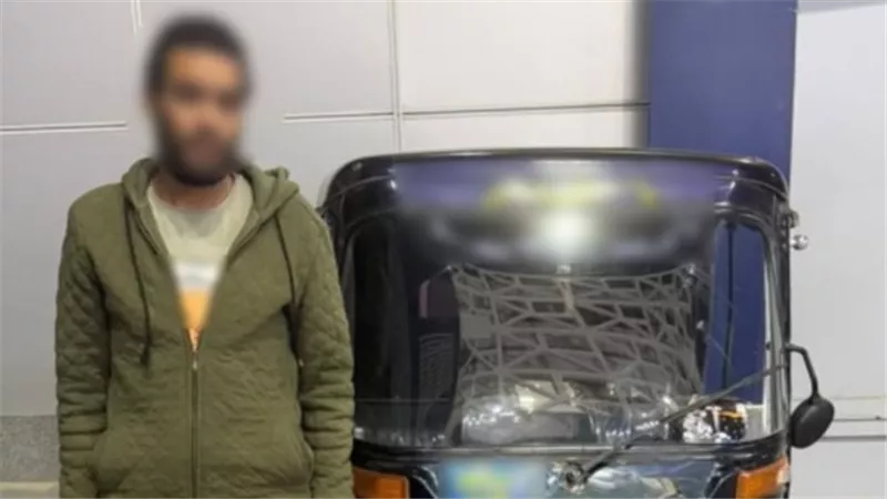 لتوفير دقائق.. ضبط سائق توك توك يسير عكس الاتجاه في القاهرة