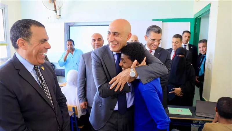 مشايخ قبائل حلايب وشلاتين ينظمون استقبالا شعبيا لوزير التربية والتعليم ومحافظ  البحر الأحمر بـ