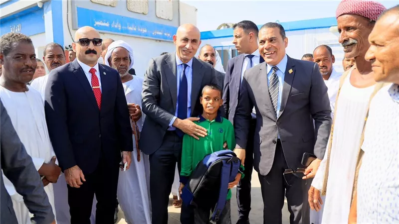 بعد تداول فيديو تحيته للعلم.. وزير التعليم يلتقي طالبًا بشلاتين بشلاتين ويشيد باعتزازه بوطنه