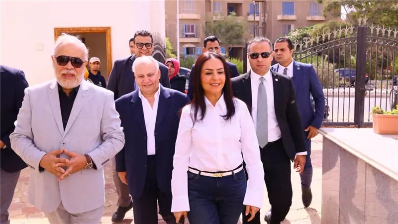 أشرف زكي يكشف موقفًا مؤثرًا لأحمد زكي ونور الشريف مع أستاذهما