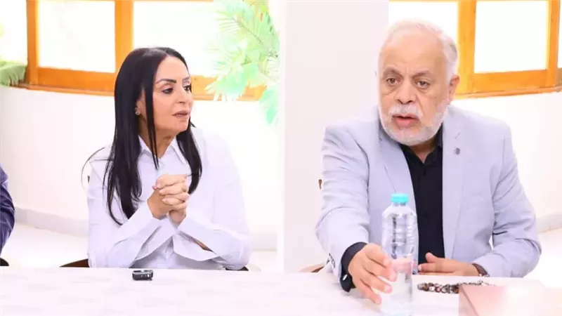 أشرف زكي يكشف كواليس زيارة حمزة نمرة لدار رعاية كبار الفنانين 