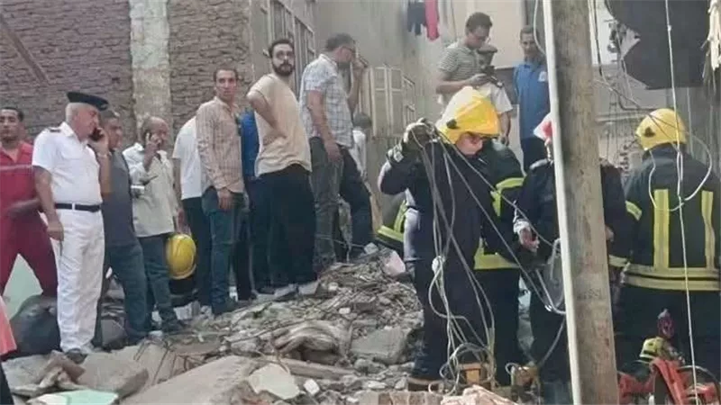 وفاة مالك عقار وسباك في انهيار منزل بالمحلة.. ولجنة  تبحث الأسباب