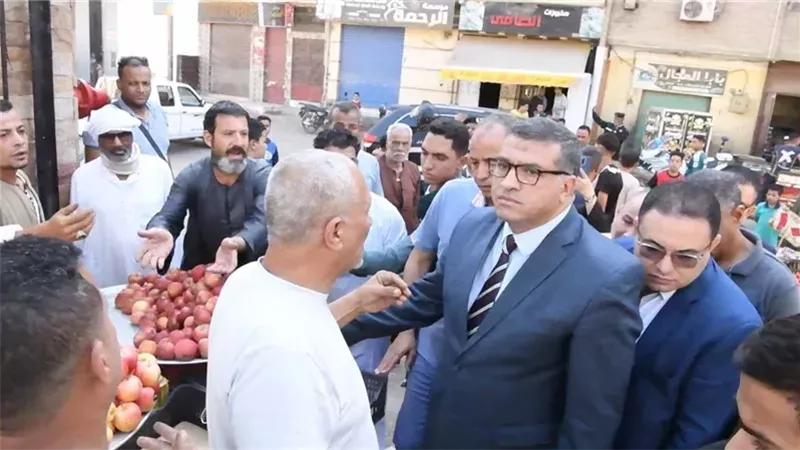 محافظ قنا يستمع الي شكوي أحد الباعة بالسوق الحضاري 