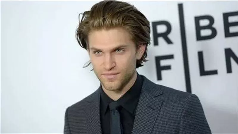اعتداء مسلح على نجم «Pretty Little Liars» في كاليفورنيا وسرقة ساعته تحت تهديد السلاح