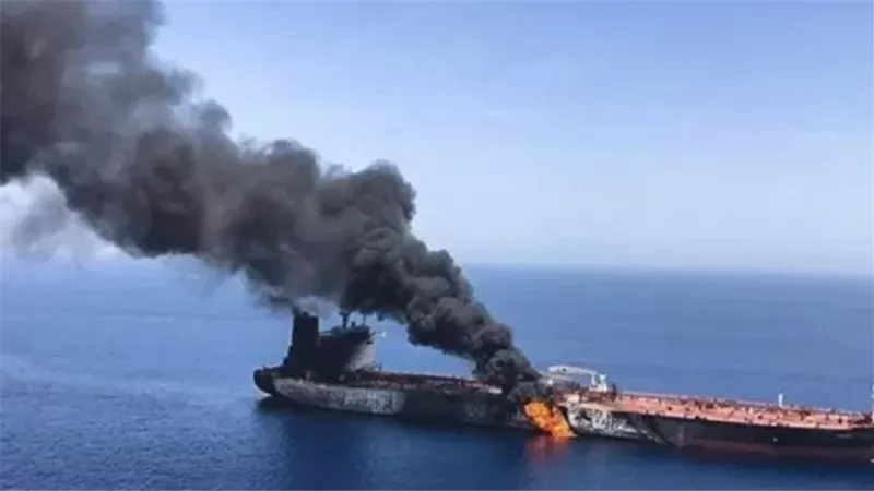 انفجار ناقلة نفط في مضيق هرمز