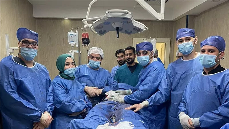 بعد جراحه 5 ساعات بمستشفى جامعة بنى سويف : أنقاذ شاب مصاب بتهتك بجميع أجهزة البطن