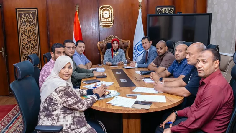 رئيس جامعة الأقصر تتابع أعمال التسكين بالمدن الجامعية وبحث الالتماسات والحالات الاجتماعية والمرضية