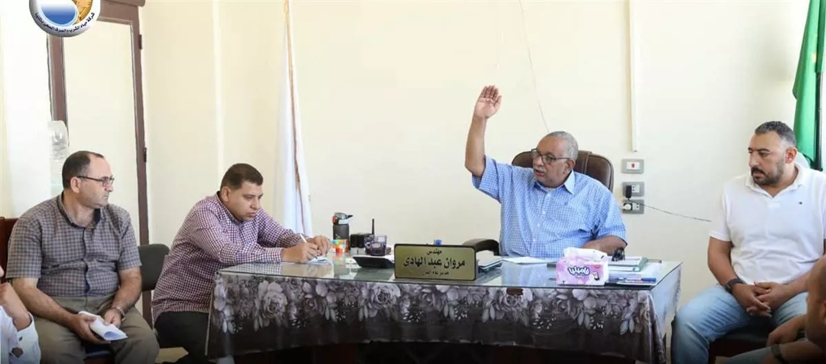 جانب من اجتماع المهندس حسن يحيى والمهندس مروان عبد الهادي لمتابعة منظومة العمل بفرع مطاي