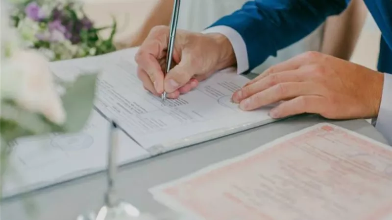 الحكم الشرعي في تزويج المرأة الغائبة عن مجلس العقد ومن دون وكالة منها
