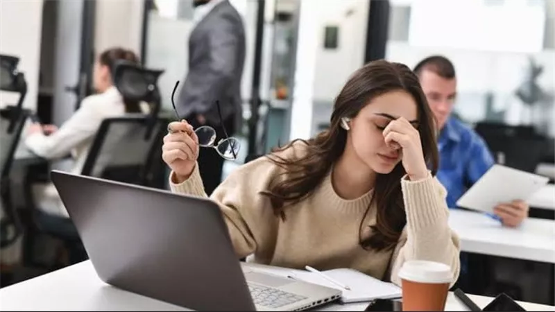 طبيبة تكشف المدة اللازمة للتعافي من إرهاق العمل