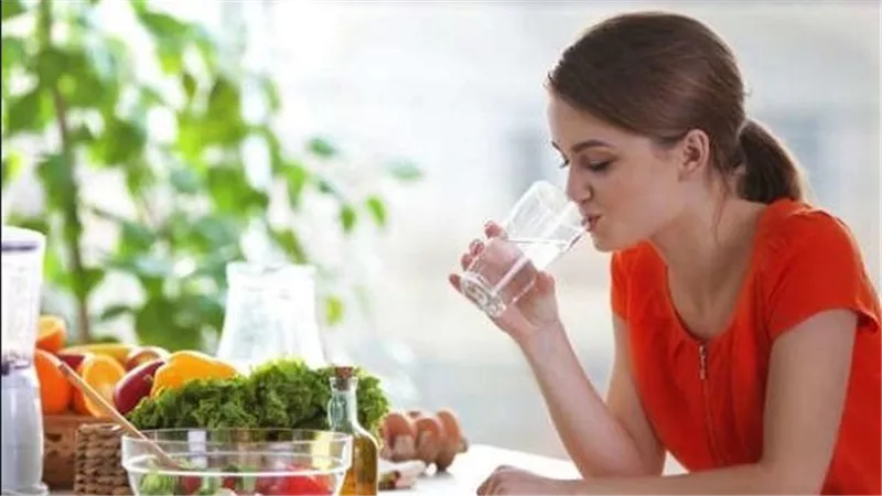كوب ماء قبل الأكل .. عادة بسيطة قد تساعدك على خسارة الوزن