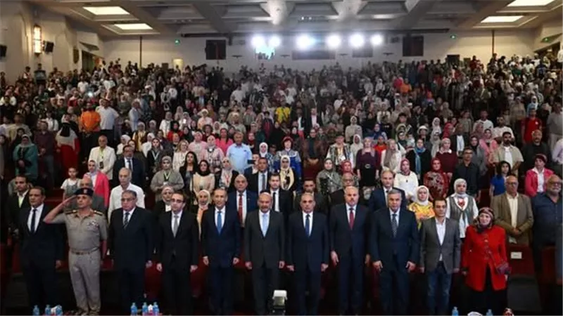 أهالي الإسماعيلية يحتفلون بالمهرجان الدولي للفنون الشعبية