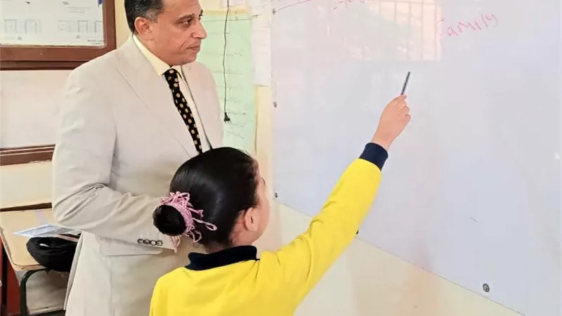 مدير تعليم الجيزة يواصل جولاته الميدانية بكرداسة وبولاق الدكرور