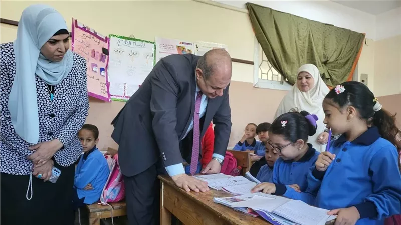 مدير تعليم المنوفية يتابع انتظام الدراسة والتقييمات بمدرسة في الباجور