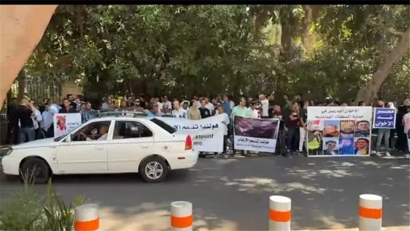 وقفة أمام السفارة الهولندية بالقاهرة للتنديد باحتجاز نائب رئيس اتحاد شباب المصريين بالخارج