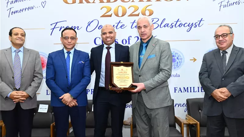 رئيس جامعة أسيوط يشهد حفل تخرج الدفعة الثانية من الدبلومة المهنية في تقنيات الإخصاب المساعد بكلية الطب