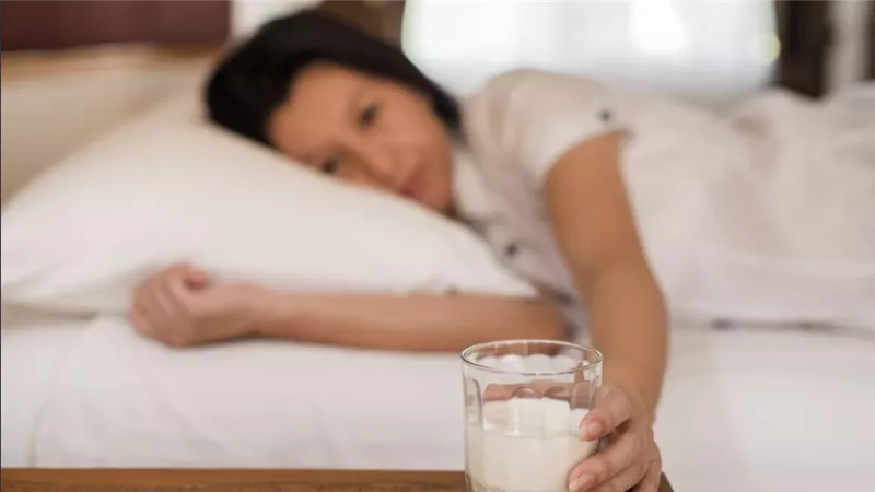 قبل النوم بساعة .. ماذا يحدث لجسمك عند شرب كوب من الحليب الدافئ؟
