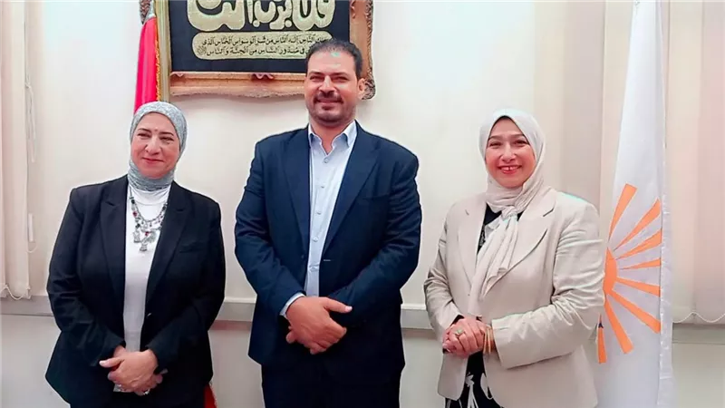 إدارة القاهرة الجديدة التعليمية تكرم نفين الزياتي لتميزها في مسابقة أفضل مدرسة