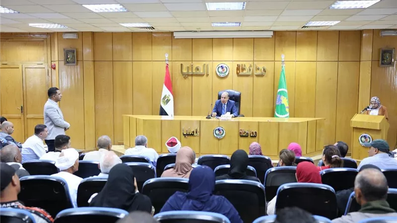 محافظ المنيا خلال