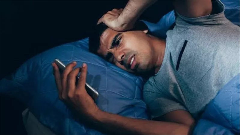 طبيب يحذر من استخدام الهاتف في السرير.. مخاطر على الرقبة والنوم