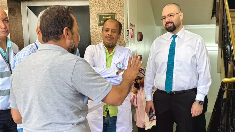 رئيس قطاع الصعيد يستمع للمنتفعين ويتابع مستوى الخدمات المقدمة لهم بأسوان 