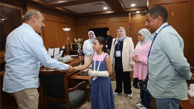 محافظ السويس يوقف معلمة عن العمل ويلتقي الطالبة واسرتها