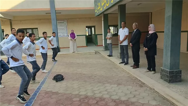 وكيل تعليم الإسماعيلية يتابع الانضباط الدراسي بمدرسة ثانوية في فايد