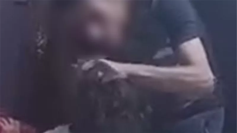 بسبب اللهو بقداحة.. أب يعتدي على نجله بالضرب والصفع ويحاول كيه