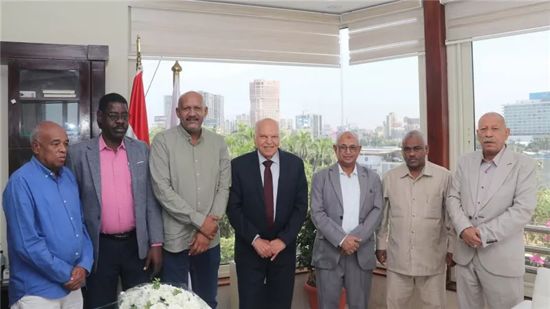 نقيب المعلمين مع