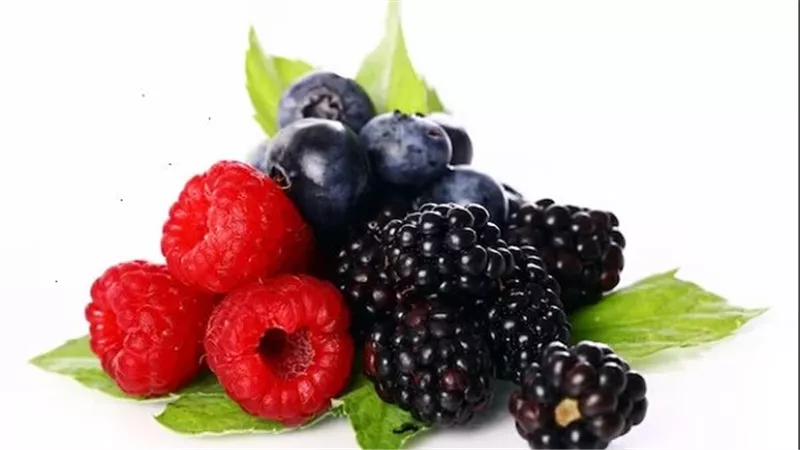 منها التوت.. 6 أطعمة تحسن صحة القلب  