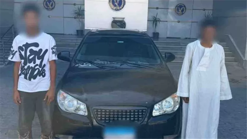 الداخلية تكشف تفاصيل فيديو جلوس شخص خارج نافذة سيارة متحركة بالمنيا