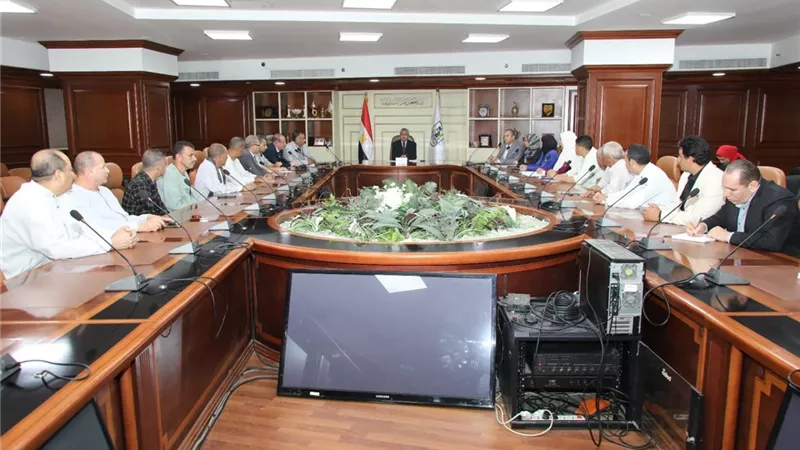 حوار مفتوح بين محافظ بني سويف و المزارعين للتوعية بأهمية الحفاظ على المياه والحد من تلوث الترع.