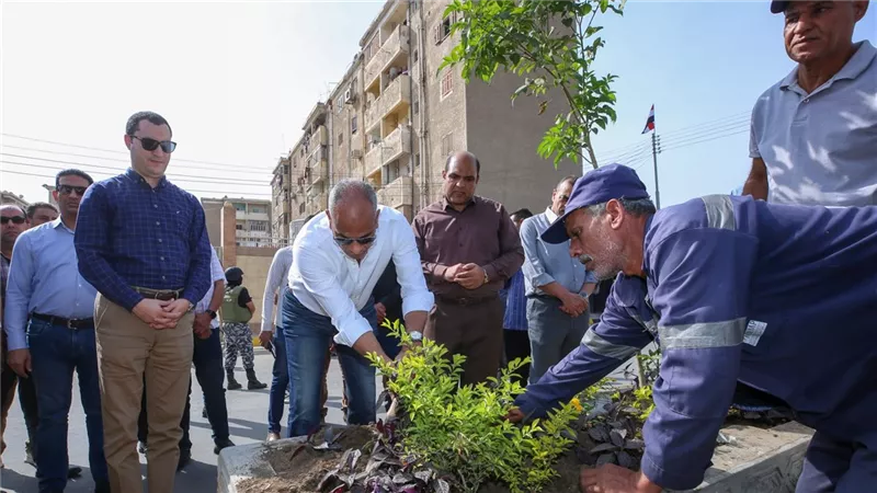 مكى يزرع الأشجار بدسوق.. ويؤكد التوسع في المساحات الخضراء وتحسين المظهر الحضاري