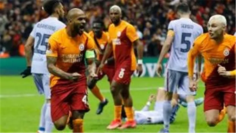 جالاتا سراي يضرب مرمي برشلونة بالهدف الأول