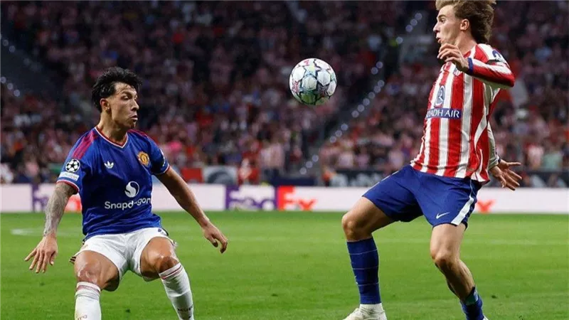ليساندرو مارتينيز يهاجم إدارة مانشستر يونايتد