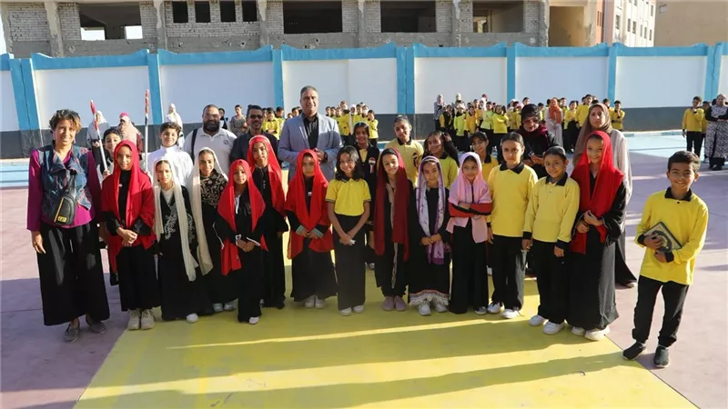 مدير تعليم الوادي الجديد يشارك الطلاب طابور الصباح بمدرسة صلاح الدين