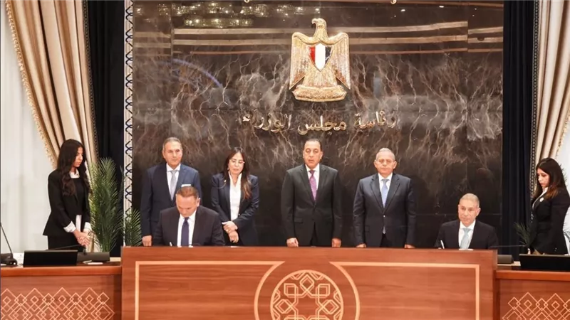 البنك الأهلي المصري وبنك مصر يوقعان عقد مع هايد بارك