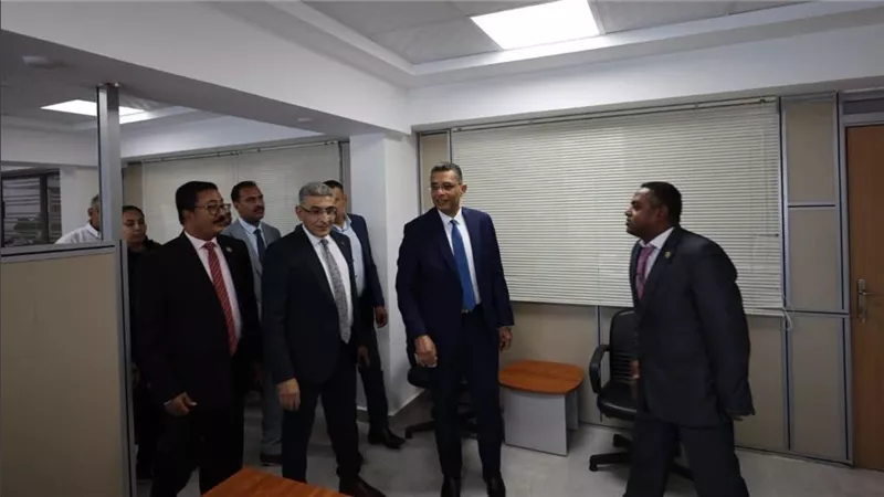 محافظ البحر الأحمريتفقد المديرية المالية 