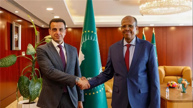 رئيس الاتحاد الأفريقي يستقبل السفير المصري ويشيد بنجاح مصر في تنظيم  الفعاليات الأفريقية في مدينة العلمين