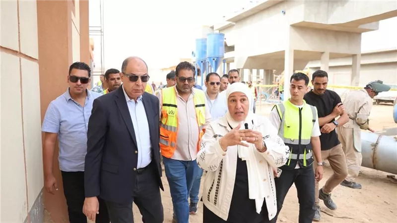  بتكلفة مليار جنيه محافظ المنيا يتفقد محطة معالجة الصرف الصحي بأبوقرقاص