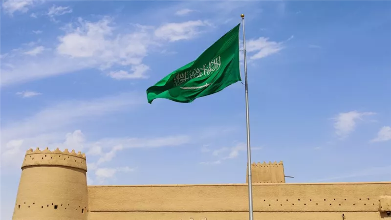 الدفاع المدني السعودية: إصابة مقيم نتيجة اعتراض صاروخ باليستي