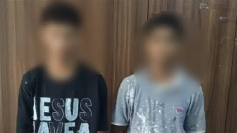 ضبط طالبين لسرقة زميلهما بالإكراه تحت تهديد السلاح في أكتوبر